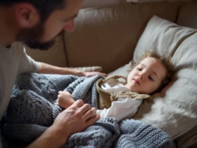Adulto checando criança doente deitada no sofá com uma coberta