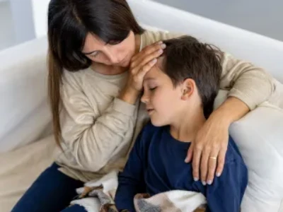 Febre e calafrios costumam aparecer juntos porque o corpo treme involuntariamente na tentativa de aquecer sua temperatura. Ou seja, é normal que a febre cause calafrios.