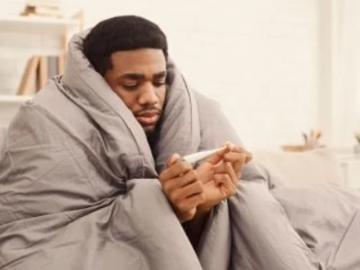 Febre pode dar frio ou calor, é normal sentir diferença na sensação térmica, até sentir frio com a temperatura do corpo alta.