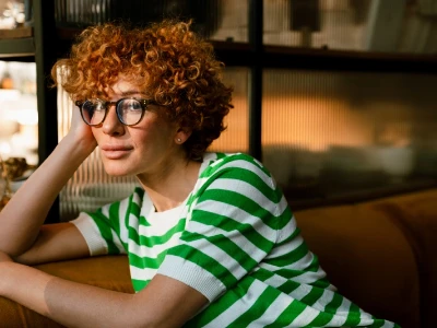 Mulher descansando ao sol