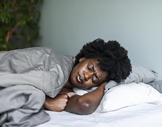 Reunimos dicas de como dormir gripado, para te ajudar a passar por essa fase difícil. Gripe não é manha, o incômodo é real! E cada pessoa sente de um jeito. Dormir gripado pode ser mesmo um desafio.