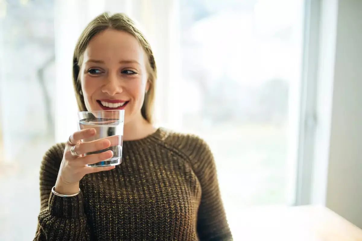 Como melhorar o cansaço da gripe? Para começar, beba um grande copo de água. Sim, seu corpo precisa estar bem hidratado para funcionar bem durante a gripe. Veja outras dicas nessa lista.