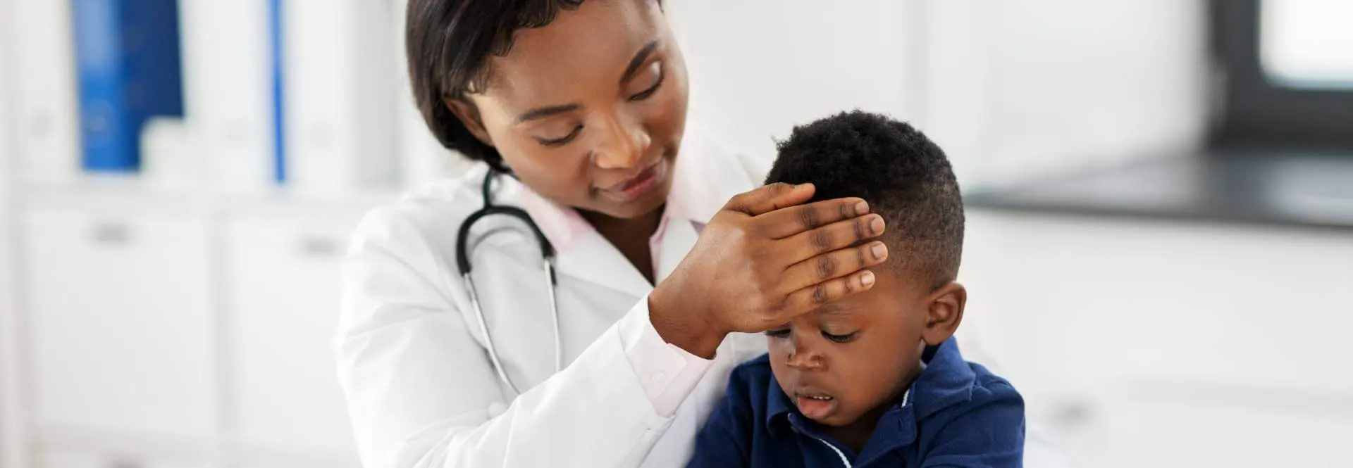 Médica negra examinando um bebê