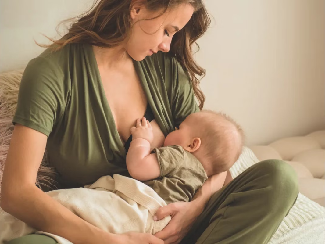 O leite materno não irá contaminar o seu bebê com o vírus da gripe. Inclusive, manter a amamentação é importante! Caso esteja muito gripada, a mãe pode tirar o leite para que outra pessoa ofereça ao bebê em uma mamadeira.