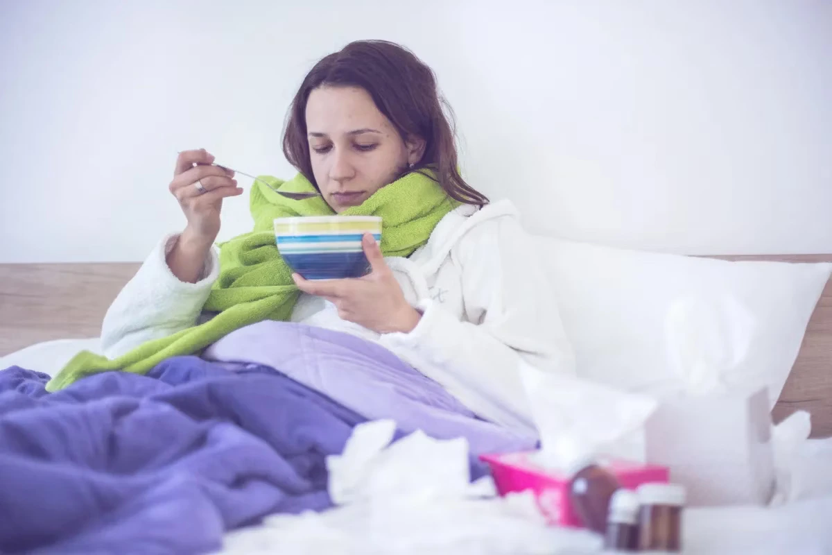 Tomar caldos e sopas é uma maneira deliciosa de aliviar os sintomas da gripe, além de oferecer água e nutrientes que o corpo precisa para se recuperar.