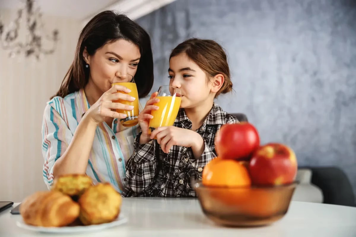 Sim, um bom suco de laranja traz alta dose de vitamina C, o que reforça a imunidade e auxilia no combate à gripe. Mas melhor ainda é na prevenção, viu?