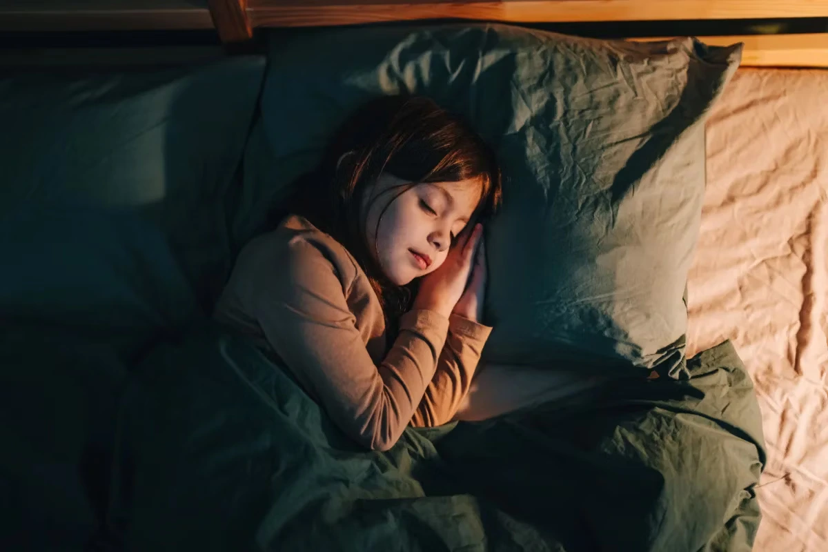 Dentre a lista de coisas que são boas para a gripe em crianças, certamente o sono tem destaque. Deixe seus pequenos gripados dormirem o quanto for necessário!