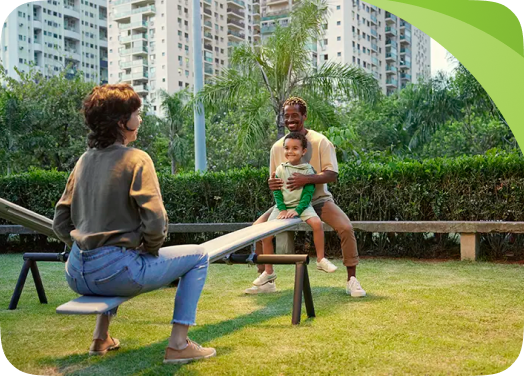 Pai mãe e filho brincando com gangorra