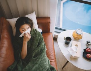 Qual a diferença entre gripe e resfriado? Para começar, a causa é diferente, apesar de serem duas infecções virais. Spoiler: a gripe é mais forte e mais rara também.