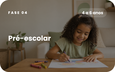 Menina desenhando com giz colorido, representando a fase 04: pré-escolar de 4 a 6 anos.