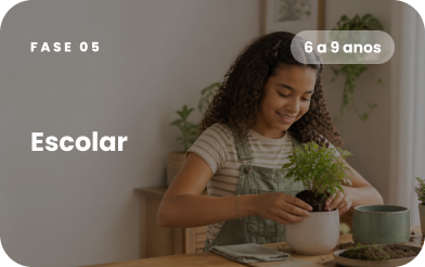 Menina cuidando de uma planta no vaso, representando fase 05: escolar de 6 a 9 anos.