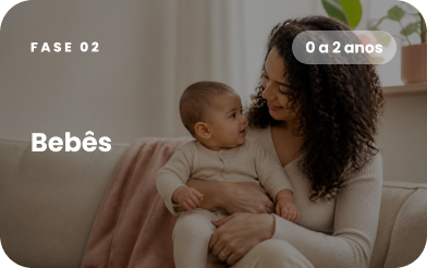 Mãe segurando bebê no colo, ilustrando a FASE 02 : Bebês de 0 a 2 anos. 