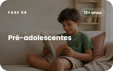 Menino lendo um livro, representando a fase 06: pré adolescentes de 10 anos ou mais.