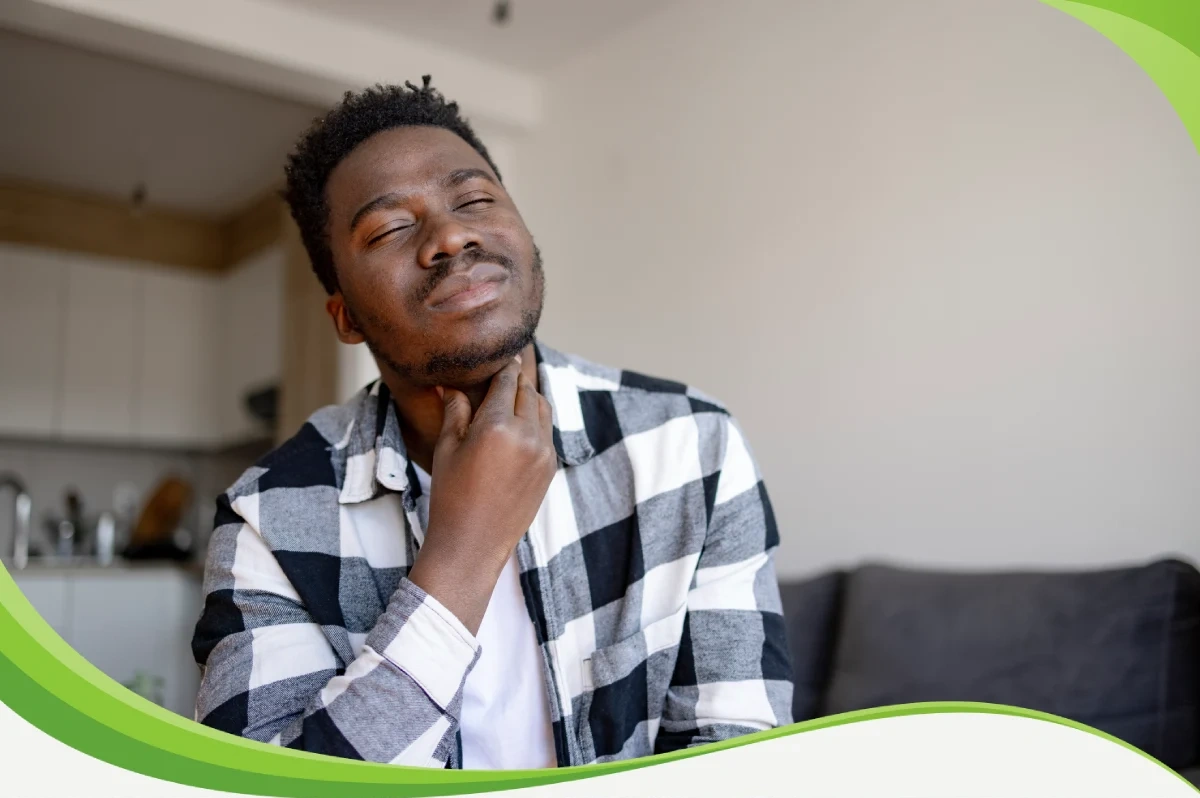 Homem de olhos fechados, tocando a própria garganta que parece estar dolorida.